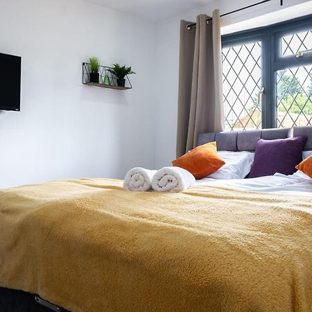 7 Guests - 4 Bedroom - Free Wi-Fi - Kettering Bagian luar foto