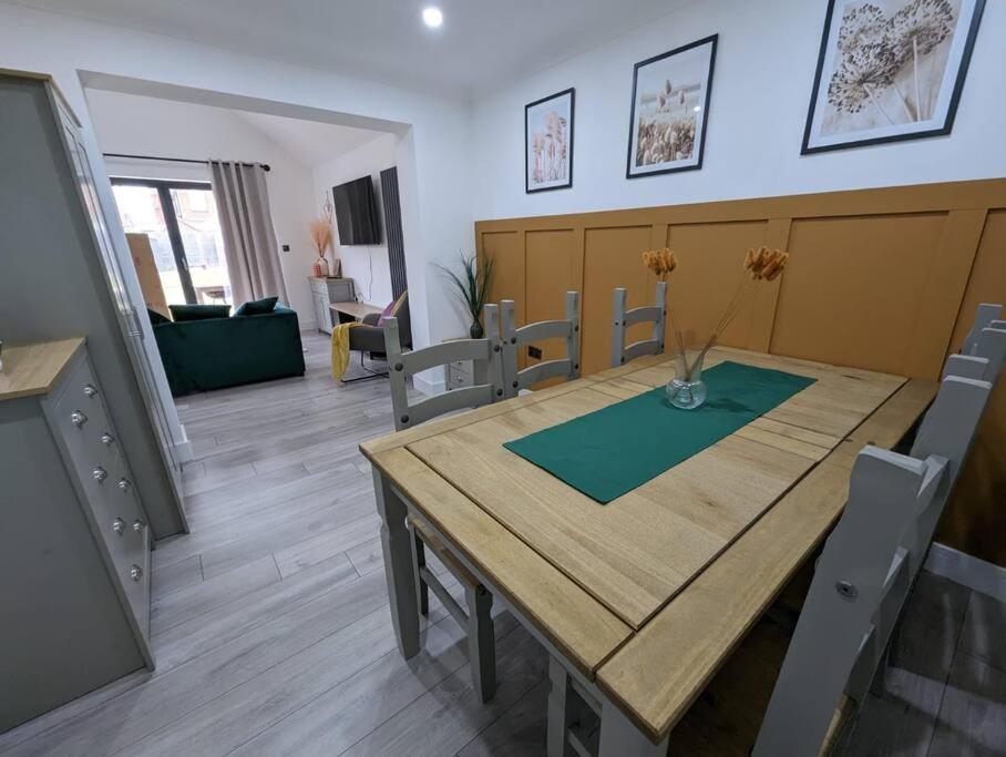 7 Guests - 4 Bedroom - Free Wi-Fi - Kettering Bagian luar foto