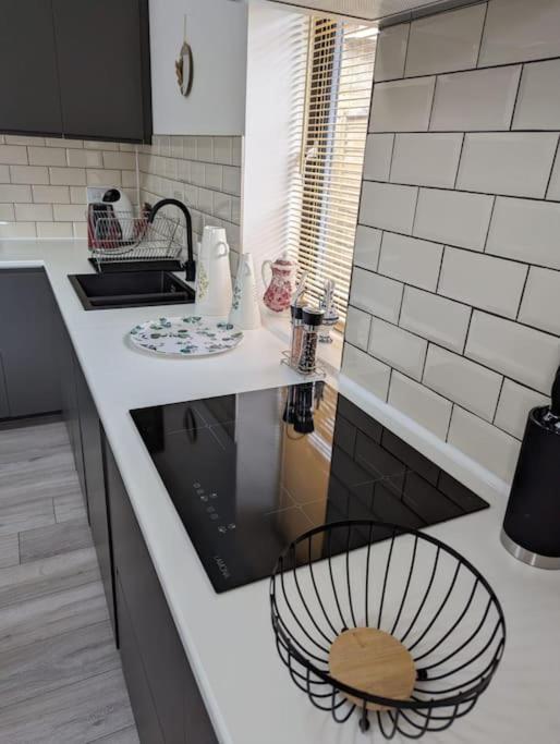 7 Guests - 4 Bedroom - Free Wi-Fi - Kettering Bagian luar foto