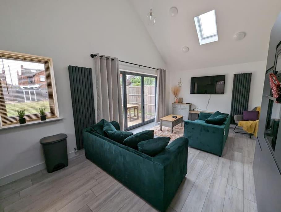 7 Guests - 4 Bedroom - Free Wi-Fi - Kettering Bagian luar foto