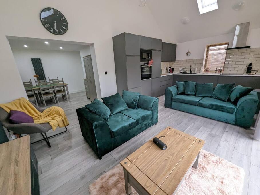 7 Guests - 4 Bedroom - Free Wi-Fi - Kettering Bagian luar foto