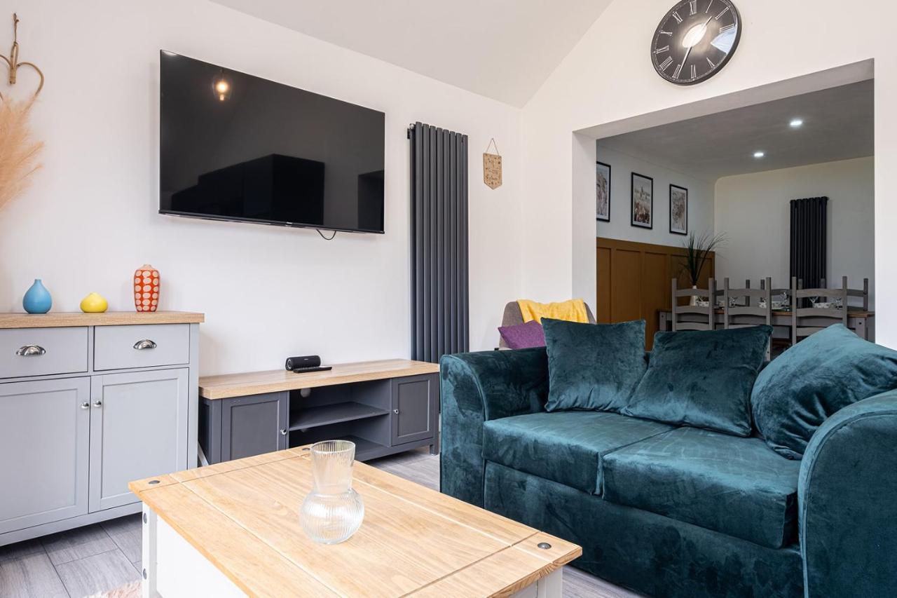 7 Guests - 4 Bedroom - Free Wi-Fi - Kettering Bagian luar foto
