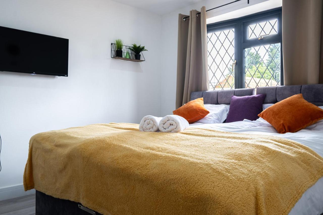 7 Guests - 4 Bedroom - Free Wi-Fi - Kettering Bagian luar foto