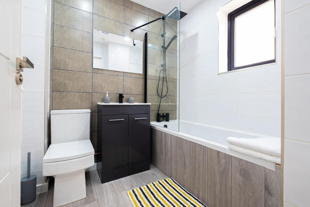 7 Guests - 4 Bedroom - Free Wi-Fi - Kettering Bagian luar foto