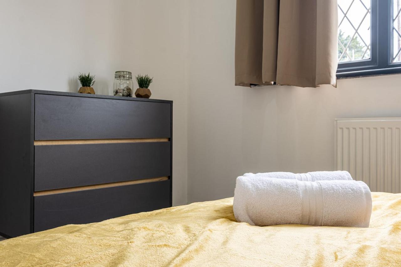 7 Guests - 4 Bedroom - Free Wi-Fi - Kettering Bagian luar foto