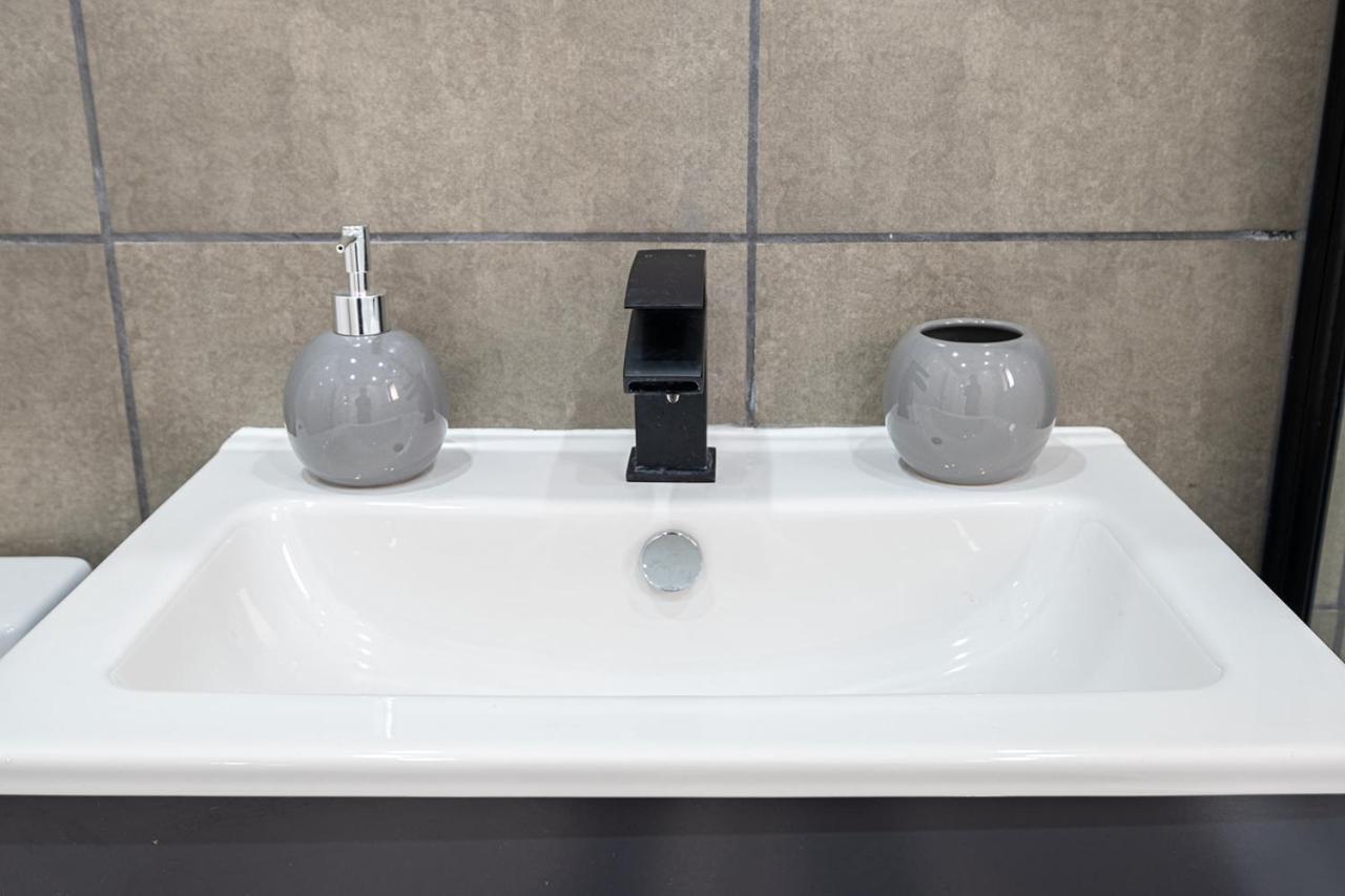 7 Guests - 4 Bedroom - Free Wi-Fi - Kettering Bagian luar foto