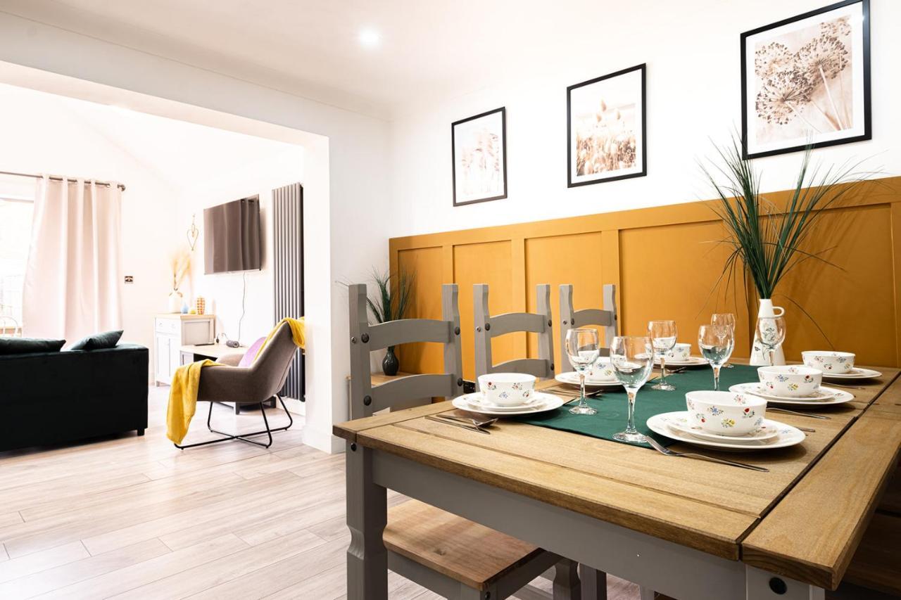 7 Guests - 4 Bedroom - Free Wi-Fi - Kettering Bagian luar foto