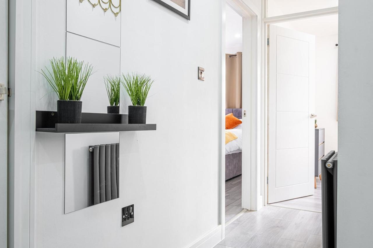 7 Guests - 4 Bedroom - Free Wi-Fi - Kettering Bagian luar foto