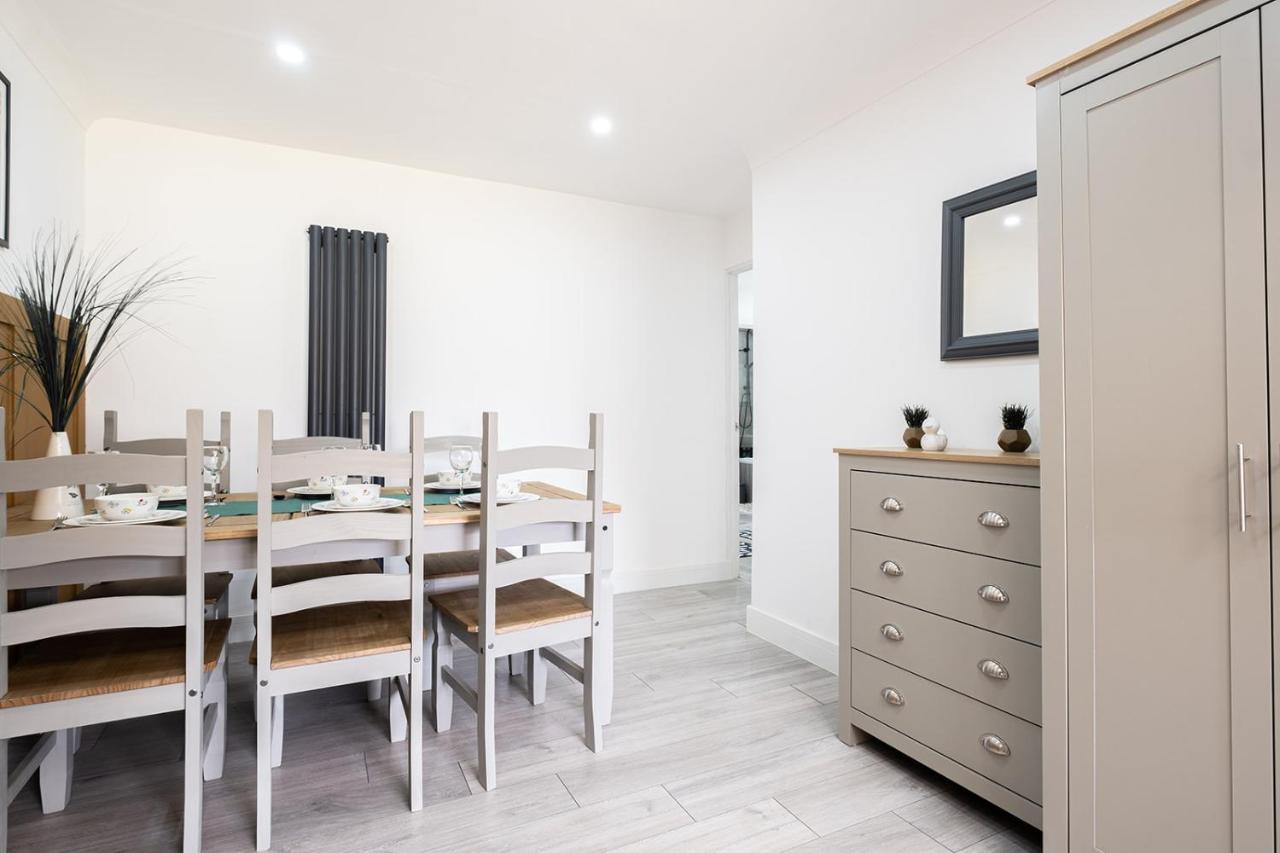 7 Guests - 4 Bedroom - Free Wi-Fi - Kettering Bagian luar foto