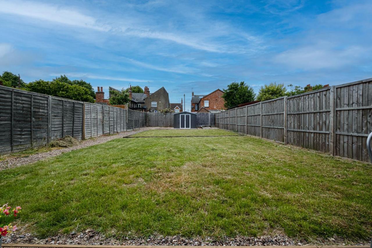7 Guests - 4 Bedroom - Free Wi-Fi - Kettering Bagian luar foto