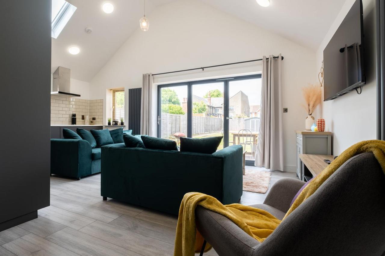 7 Guests - 4 Bedroom - Free Wi-Fi - Kettering Bagian luar foto