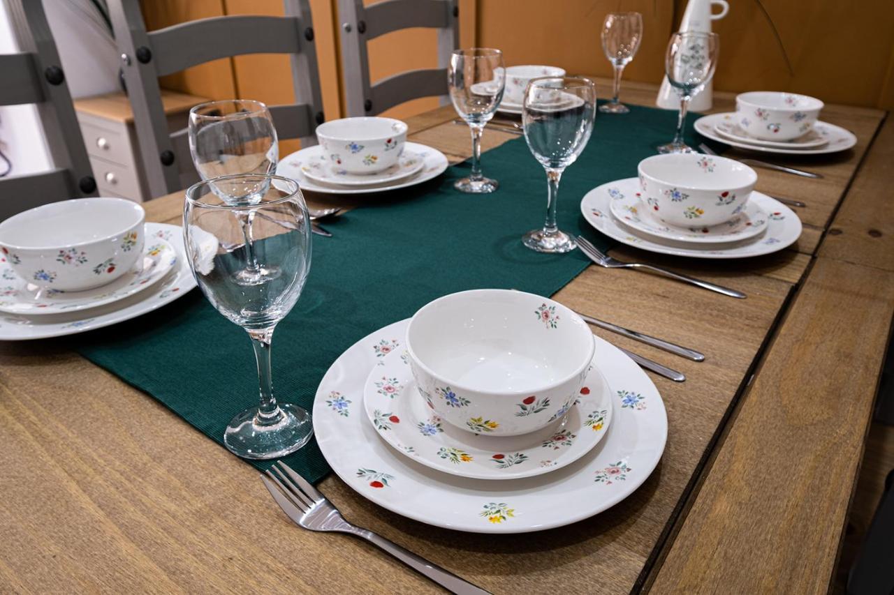 7 Guests - 4 Bedroom - Free Wi-Fi - Kettering Bagian luar foto