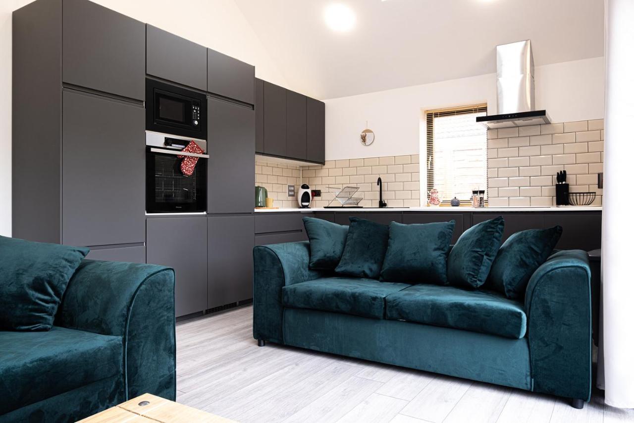 7 Guests - 4 Bedroom - Free Wi-Fi - Kettering Bagian luar foto