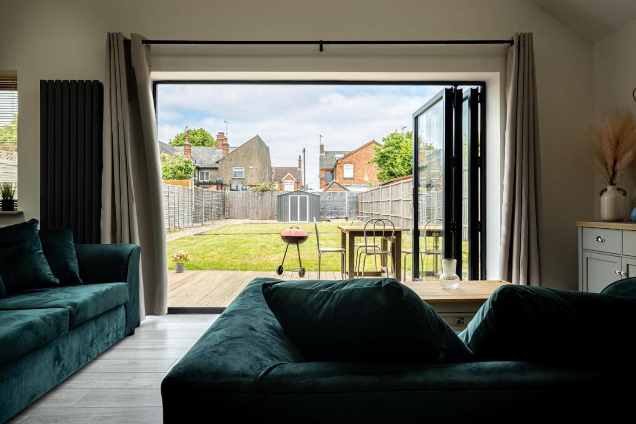 7 Guests - 4 Bedroom - Free Wi-Fi - Kettering Bagian luar foto
