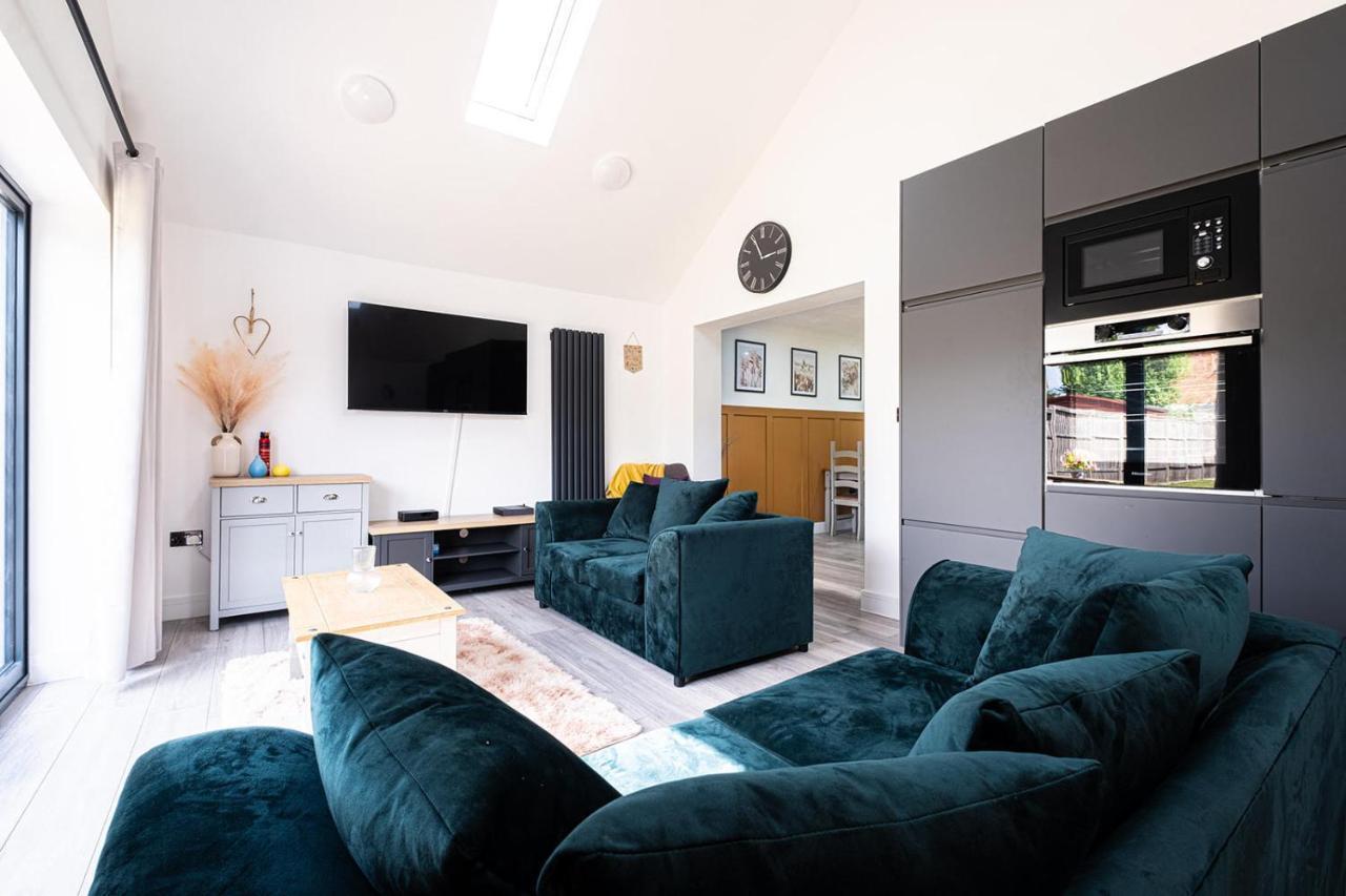 7 Guests - 4 Bedroom - Free Wi-Fi - Kettering Bagian luar foto