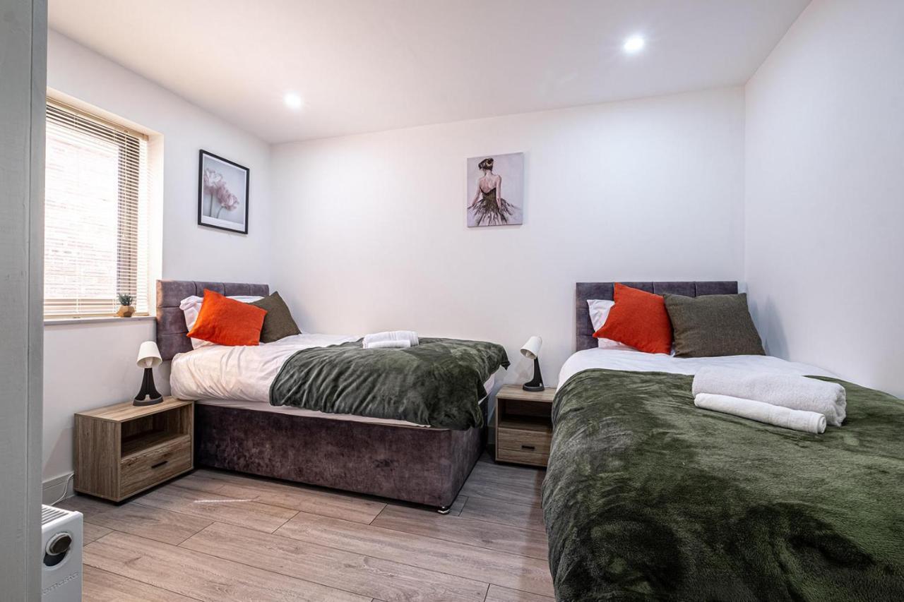 7 Guests - 4 Bedroom - Free Wi-Fi - Kettering Bagian luar foto