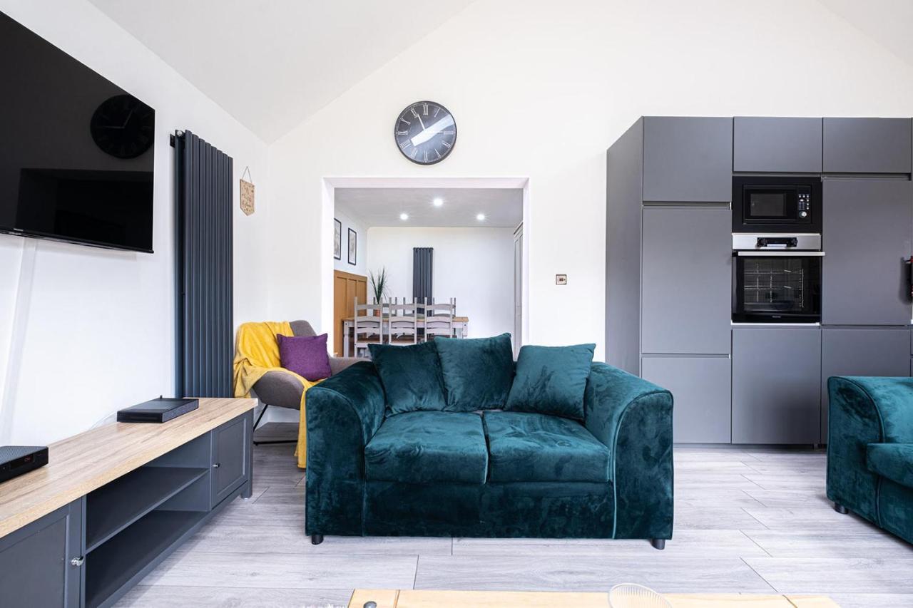 7 Guests - 4 Bedroom - Free Wi-Fi - Kettering Bagian luar foto