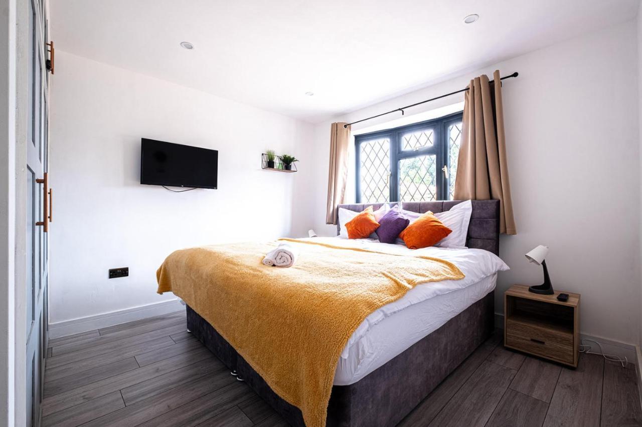 7 Guests - 4 Bedroom - Free Wi-Fi - Kettering Bagian luar foto