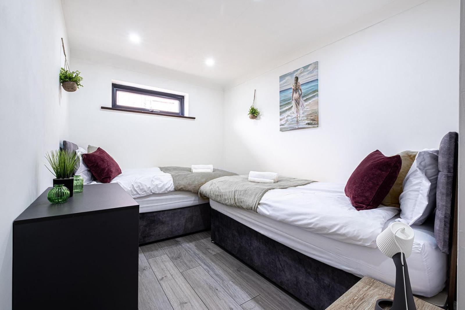 7 Guests - 4 Bedroom - Free Wi-Fi - Kettering Bagian luar foto